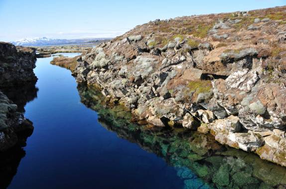 A fenda que divide dois continentes: América e Europa, no Parque Nacional Thingvellir, na Islândia